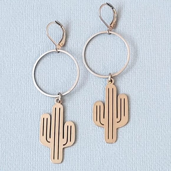 SAGUARO CACTUS Circle Charm Earrings Stainless Steel Lever Back Western Cowgirl - Picture 4 of 6